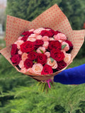 51 Rosen Grand Prix und Pfingstrosenrose Madame Bombastic