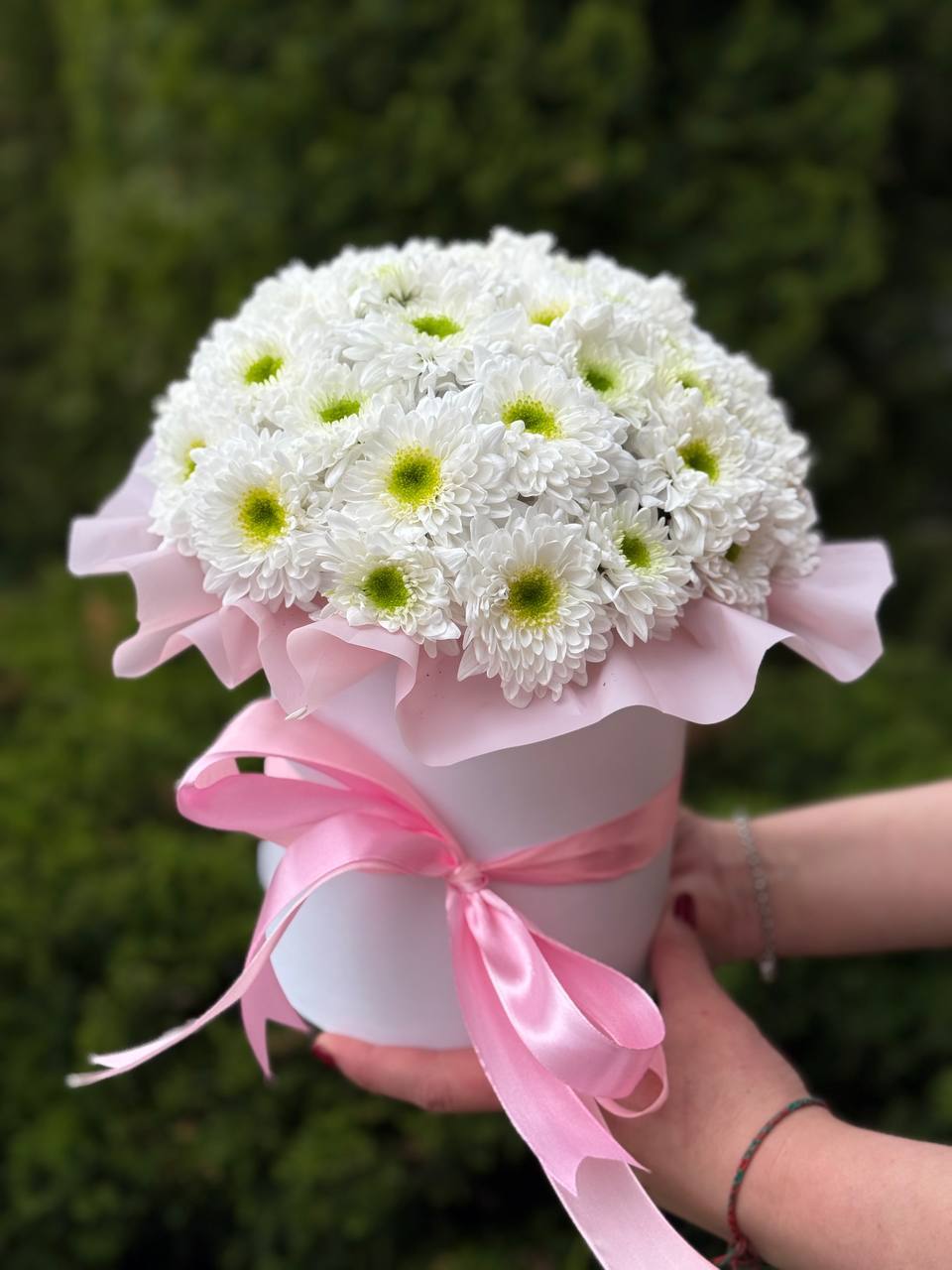Zum Muttertag in der Hutbox S (Weiße Chrysanthemen)