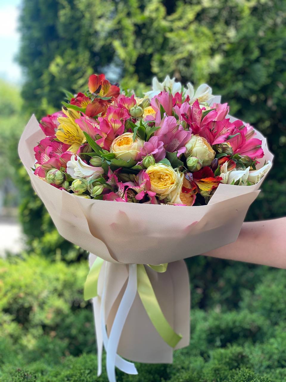 Bouquet 39 Pfingstrosen & Alstroemeria