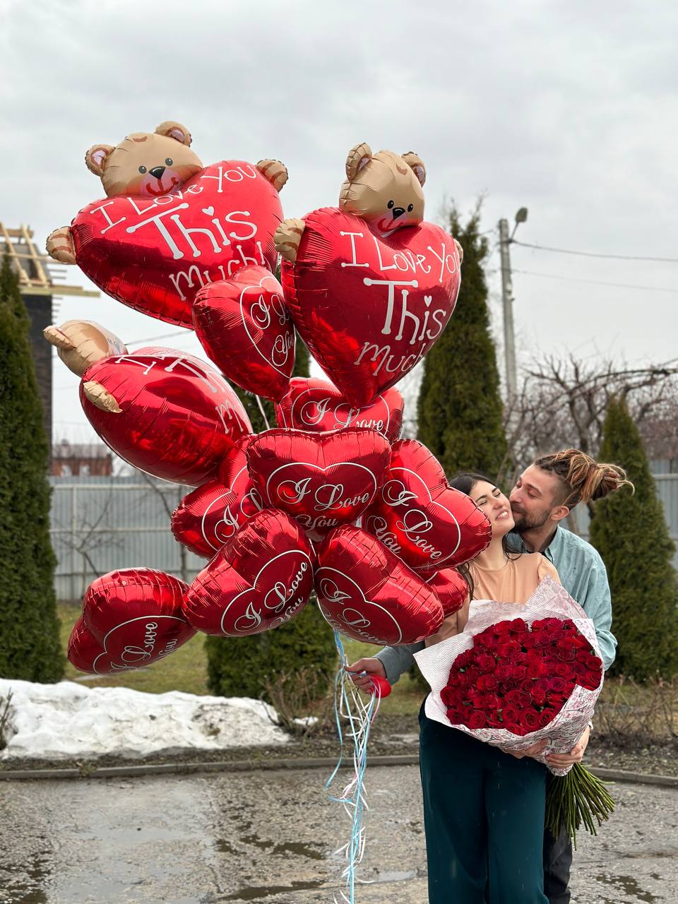 WOW-Set: 101 rote Rosen (hoch), 10 Folienherzen, 3 große Herzen & ein Teddybär