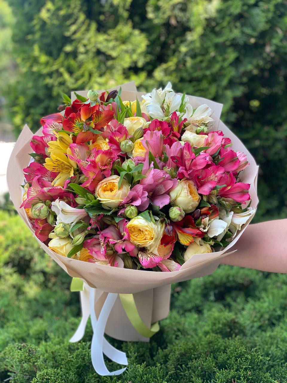 Bouquet 39 Pfingstrosen & Alstroemeria