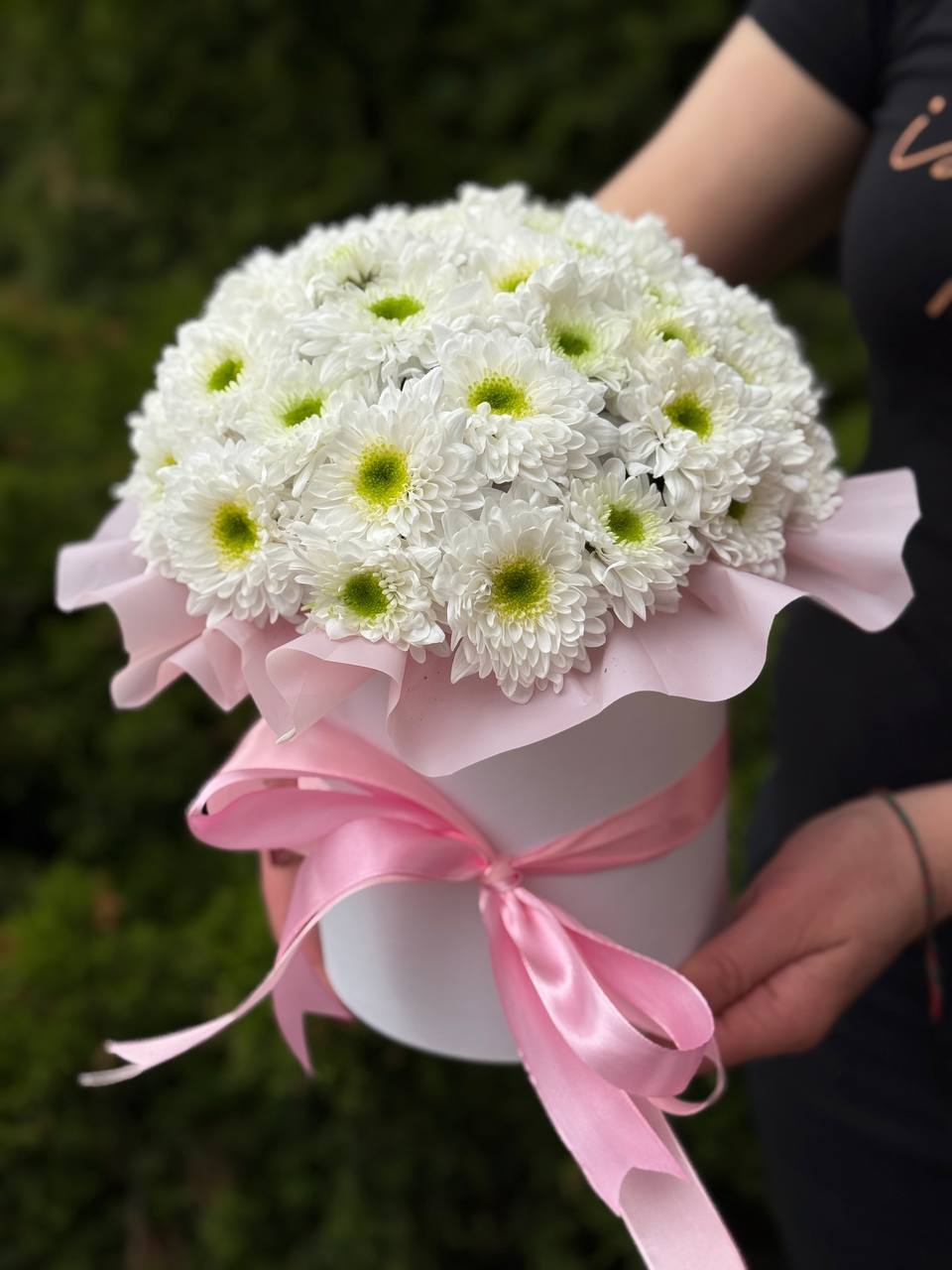 Zum Muttertag in der Hutbox S (Weiße Chrysanthemen)