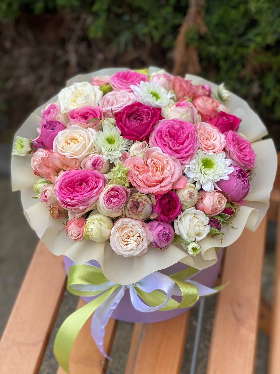 Blumen in der HutboxGröße M (Weiß, Rosa)