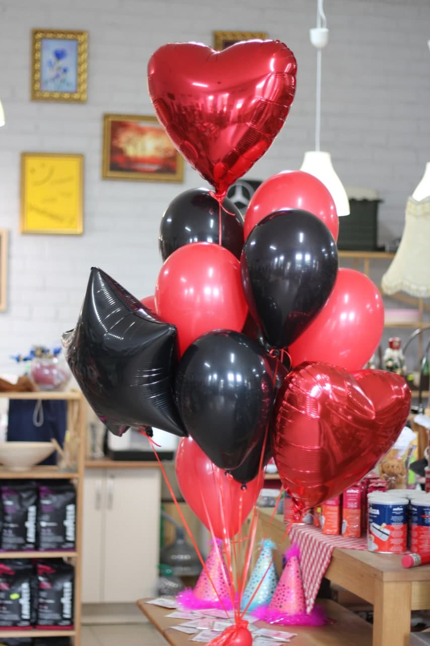Set: 2 Folienherzen (Rot), 1 schwarzer Folienstern und 10 Luftballons (Schwarz und Rot)
