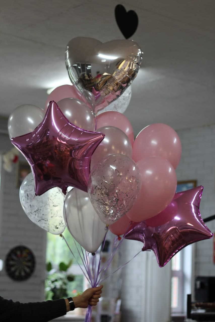 Set: 1 Folienherz (Silber), 2 Foliensterne (Rosa), 4 Konfetti-Luftballons und 10 Luftballons (Ivory, Rosa)