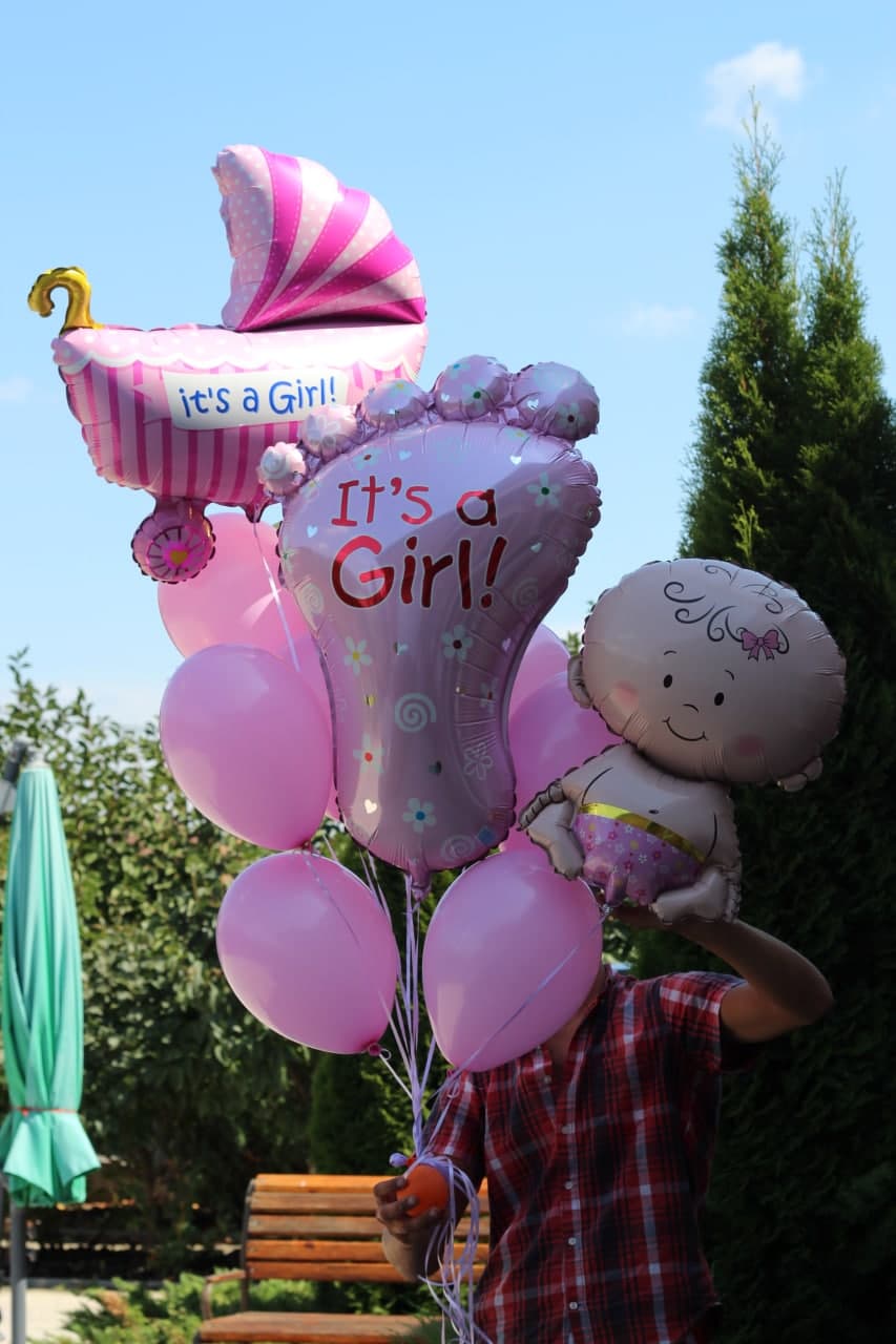 Set: Für Mädchen zur Entbindungsklinik (Großer Fuß, Kinderwagen, Baby-Mädchen und 10 rosa Latexballons)