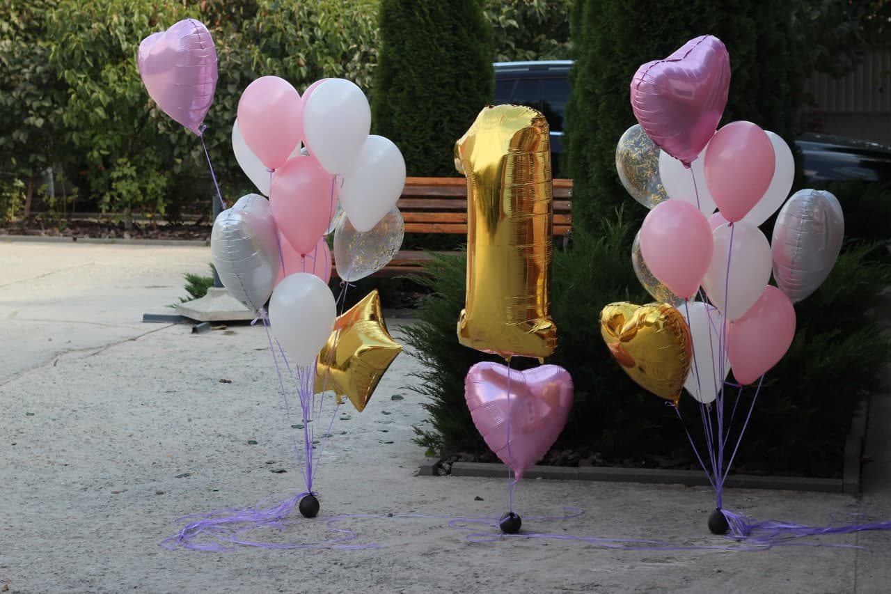 Set: Zahl Gold 100 cm 1 Stk., Herzen Folie 6 Stk. (Gold, Grau, Weiß und Rosa), Stern Folie Gold 1 Stk., Konfetti 4 Stk., Ballons Latex 18 Stk. (Weiß und Rosa)