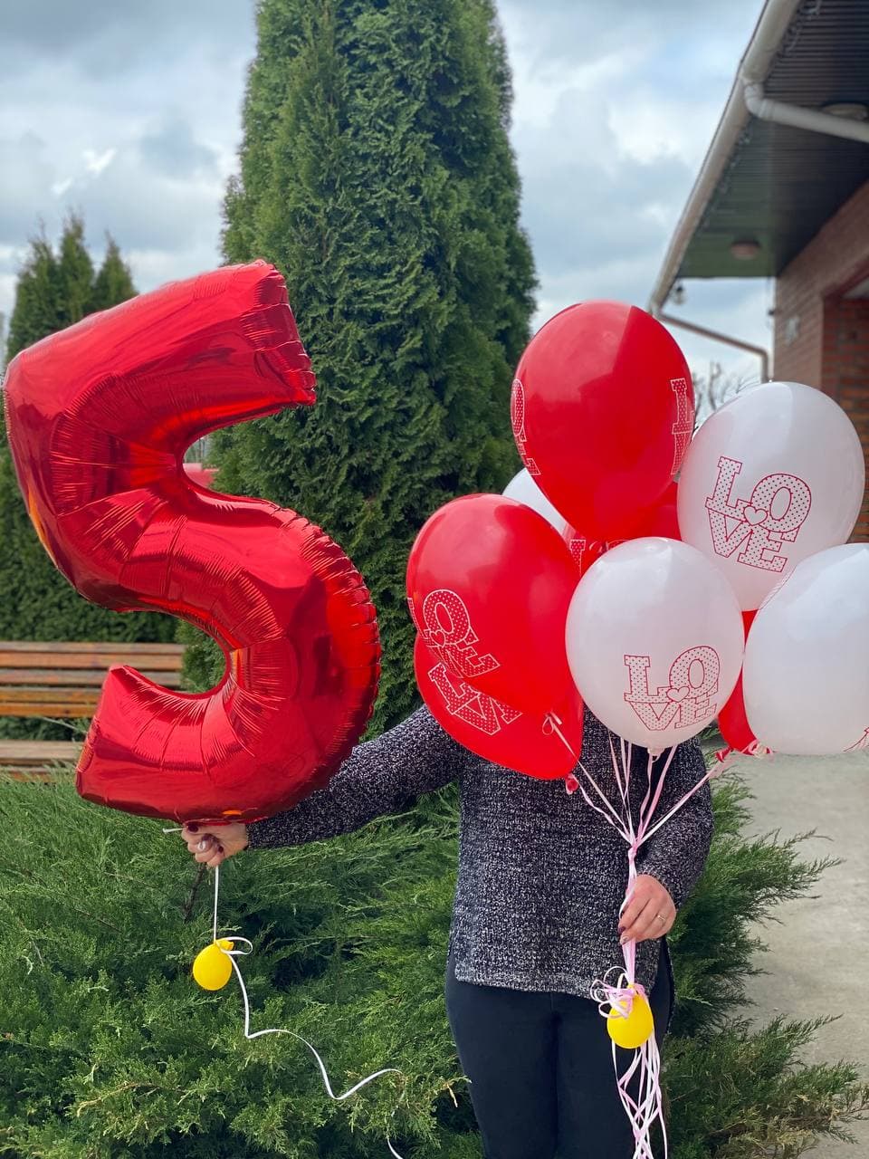 Set: große Zahl und 10 Luftballons Love (Rot und Weiß)