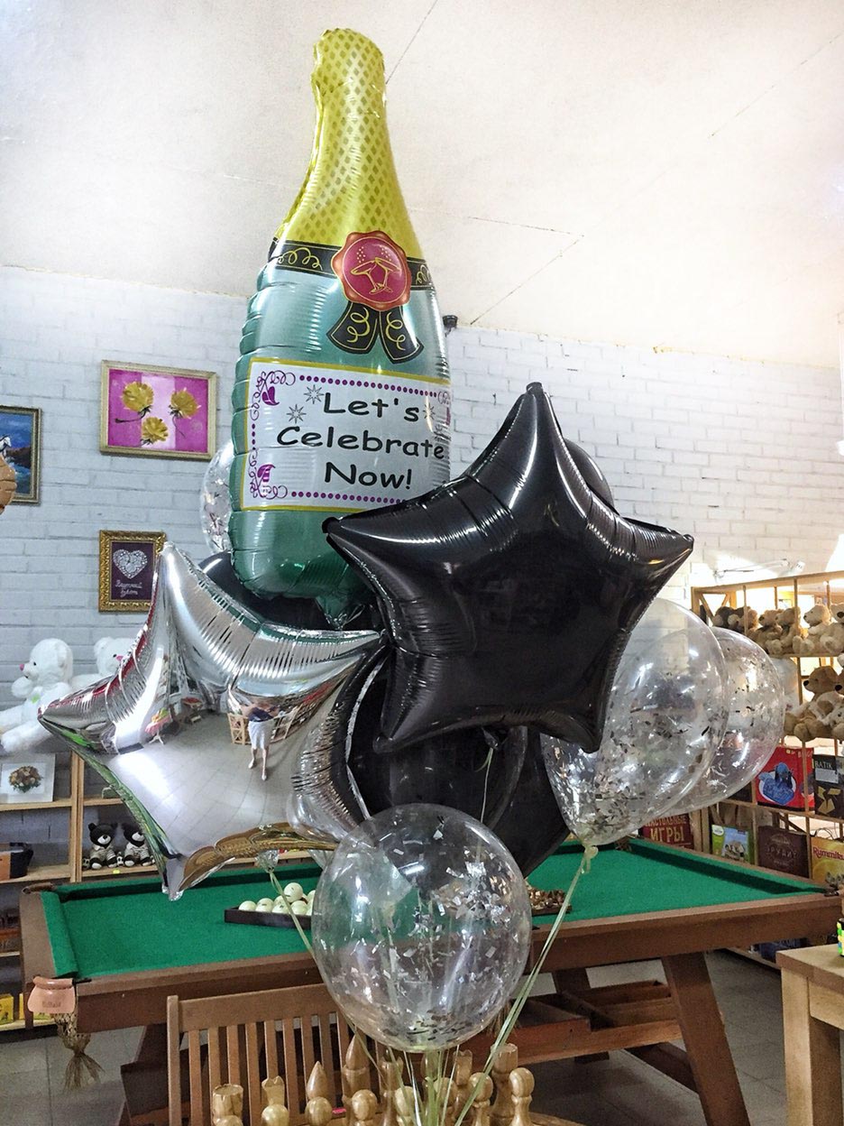 Set: 1 Champagner-Flasche, 3 Konfetti-Ballons, 2 Foliensterne (Grau und Schwarz) und 5 Latexballons (Schwarz)