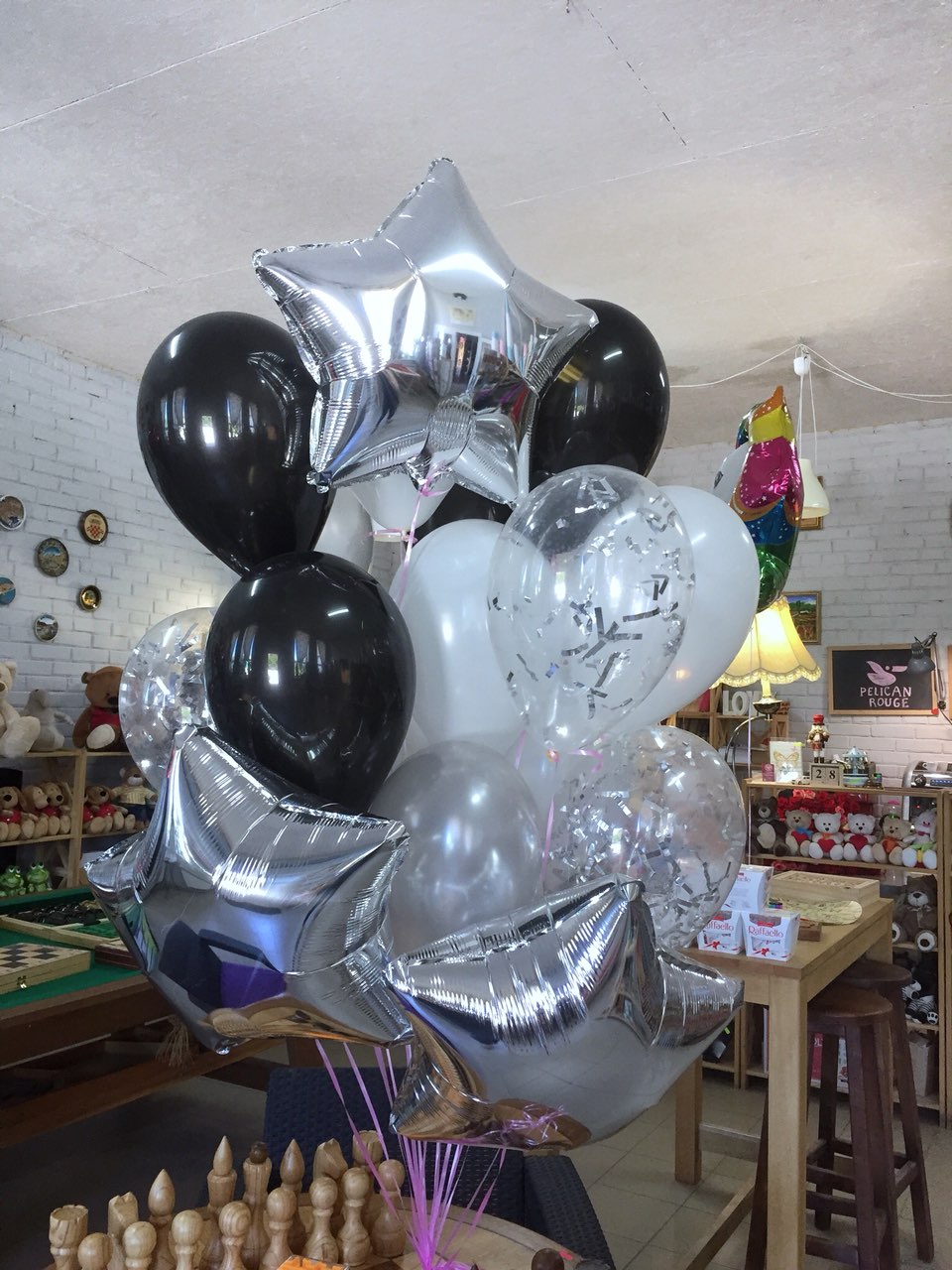 Set: 4 Konfetti-Ballons, 11 schwarze und weiße Ballons, 3 Sterne