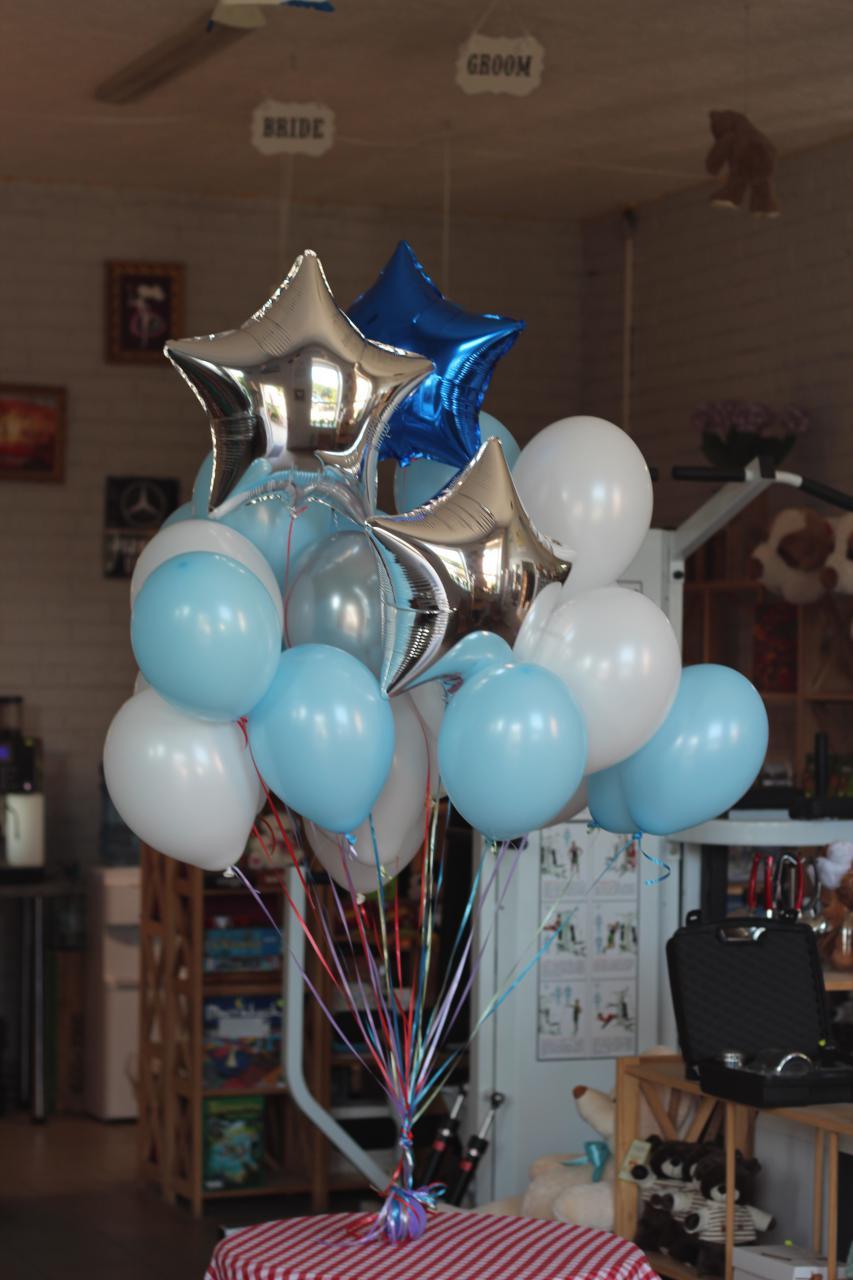 Set: 3 Foliensterne (Grau und Blau) und 20 Latexballons (Hellblau, Weiß und Grau)